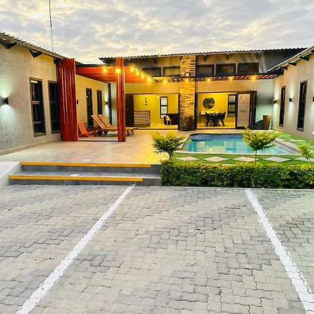 Signature Boutique Guesthouse Maun ภายนอก รูปภาพ