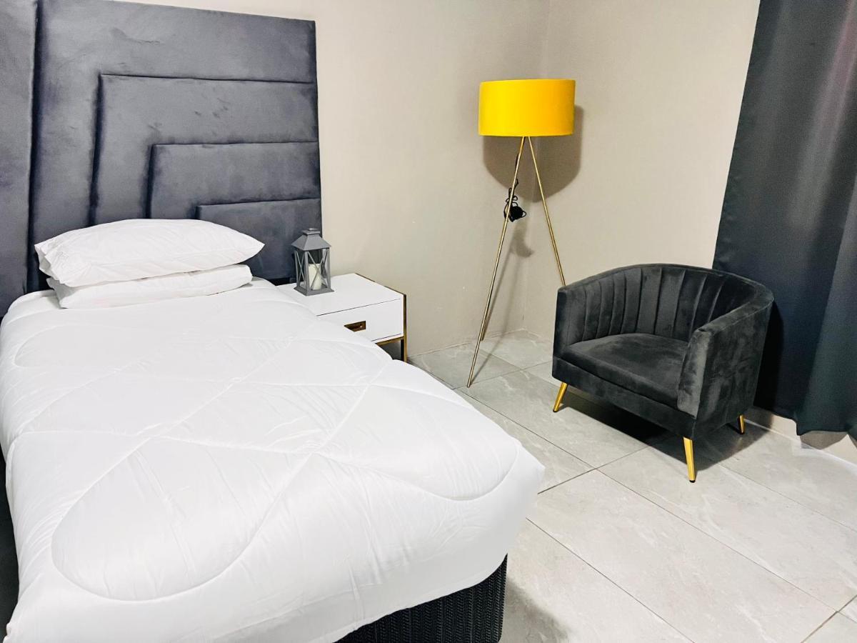 Signature Boutique Guesthouse Maun ภายนอก รูปภาพ
