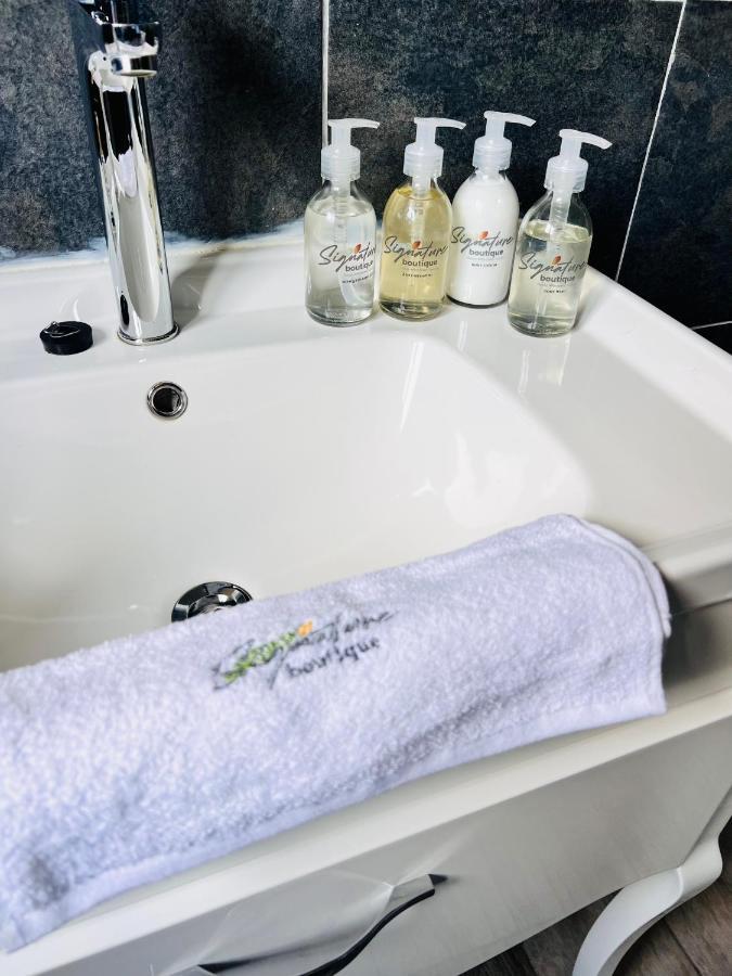 Signature Boutique Guesthouse Maun ภายนอก รูปภาพ