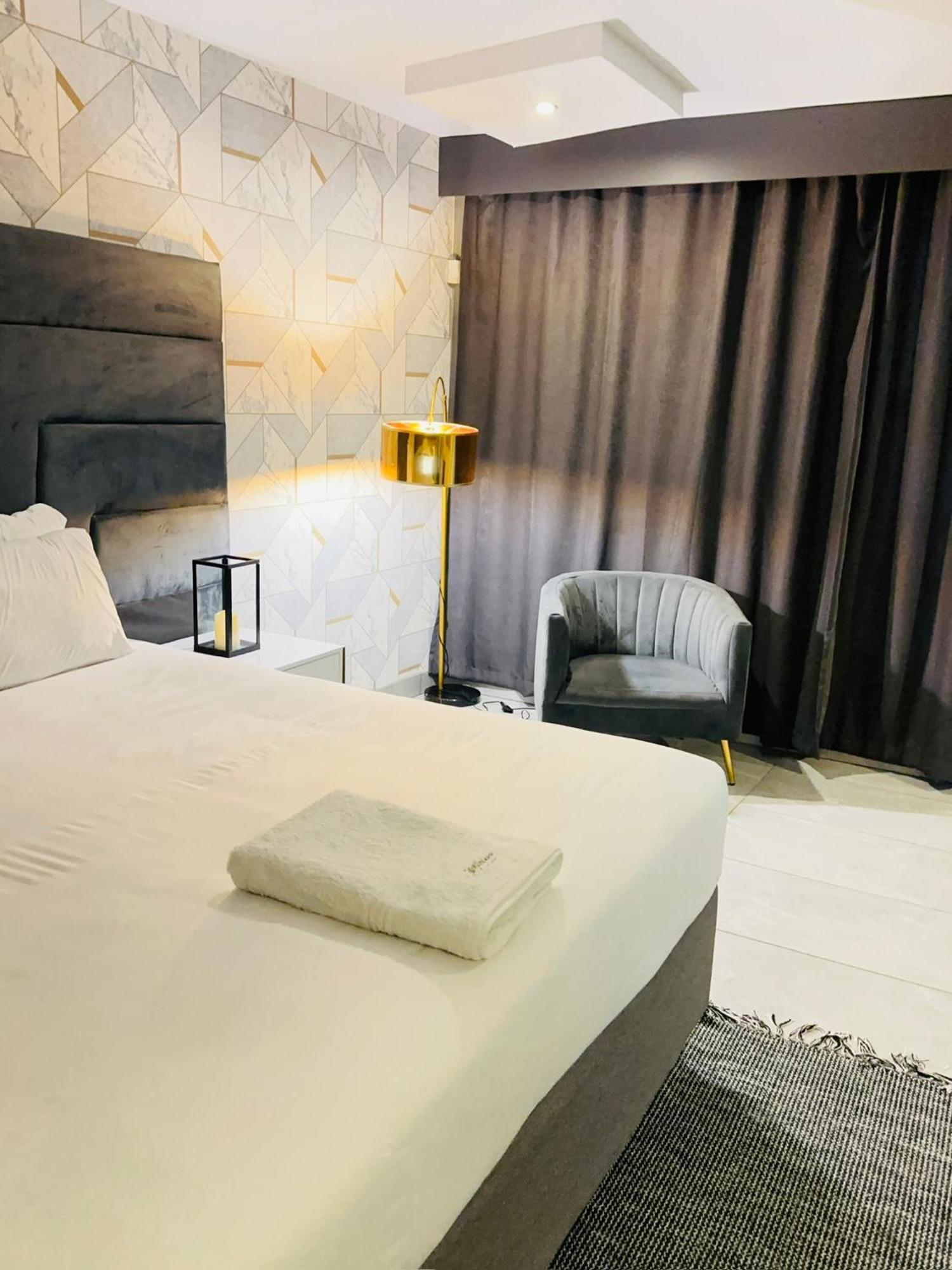 Signature Boutique Guesthouse Maun ภายนอก รูปภาพ