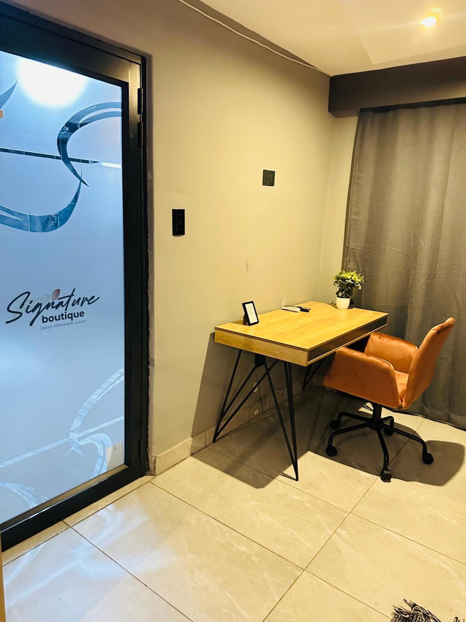 Signature Boutique Guesthouse Maun ภายนอก รูปภาพ
